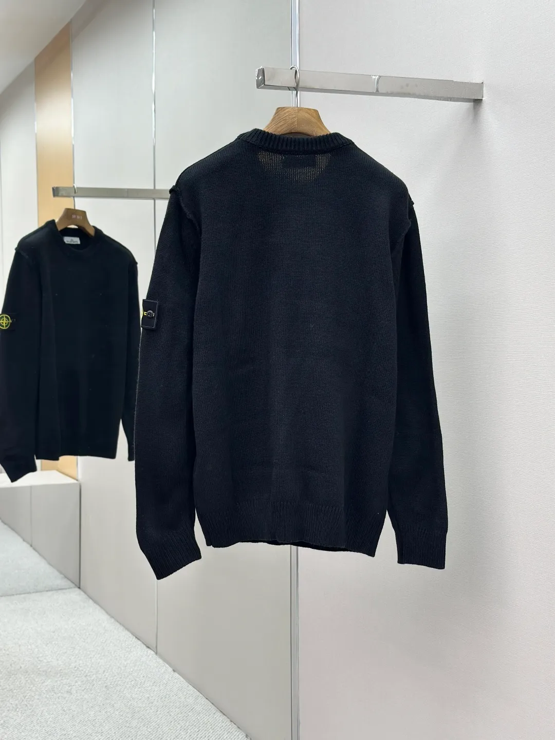 P420 Stonelsland Stone Island arm embroidered logo sweater Fabric: 30% wool, 50% cotton, 20% spandex.  Accessories: The arm embroidery logo is made of double-layer soft leather, with embroidery logo technology on the surface and embellishment with the brand logo. Comes with laser engraved metal buttons.  Process: garment washing-fixing color-fixing pattern-removing wool impurities.  This style is woven with a 7-needle imported machine, with knitted threads on the neck and hem, and embroidered logos on the arms to present the brand vision.  Accessories: Customized 1:1 washed trademark Accessories: Customized 1:1 embroidery label Accessories: Customized 1:1 lettering buttons Craftsmanship: S-M-L-XL Color: Black-Grey